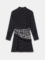 Mint Velvet Gemustertes Minikleid mit Schal-Detail - Bild 8 von 8