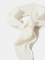 Cream - Mint Velvet Satin-Schal mit Spitzendetail - Bild 2 von 4