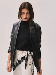 Cremeschwarz - Mint Velvet Satin-Schal mit Spitzendetail - Bild 2 von 4