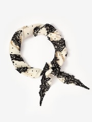 Cremeschwarz - Mint Velvet Satin-Schal mit Spitzendetail - Bild 3 von 4