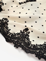 Cremeschwarz - Mint Velvet Satin-Schal mit Spitzendetail - Bild 4 von 4