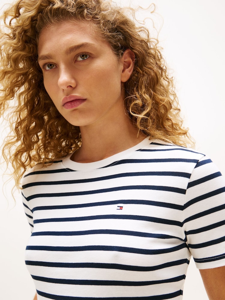 أزرق مقلم - تيشرت بياقة بحافة مستديرة تلبيس رشيق من Tommy Hilfiger - صورة 5 من 5