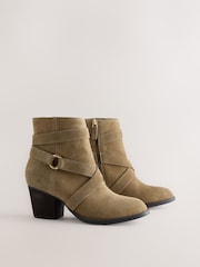 素色 - Forever Comfort® Standard/Wide Fit Suede Leather Casual Block Heeled Ankle Boots - 圖片 7，共 10