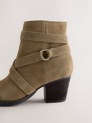 素色 - Forever Comfort® Standard/Wide Fit Suede Leather Casual Block Heeled Ankle Boots - 圖片 9，共 10
