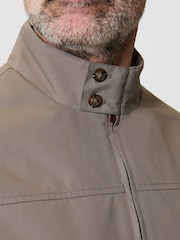 بني - سترة بخيوط نسيج متعاكسة بياقة قمعية ومقاومة للماء من Saltwell - Image 4 of 6