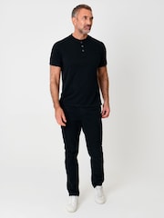 أسود - تيشرت بياقة صغيرة مصنوع من قطن ناعم من Saltwell - Image 4 of 4