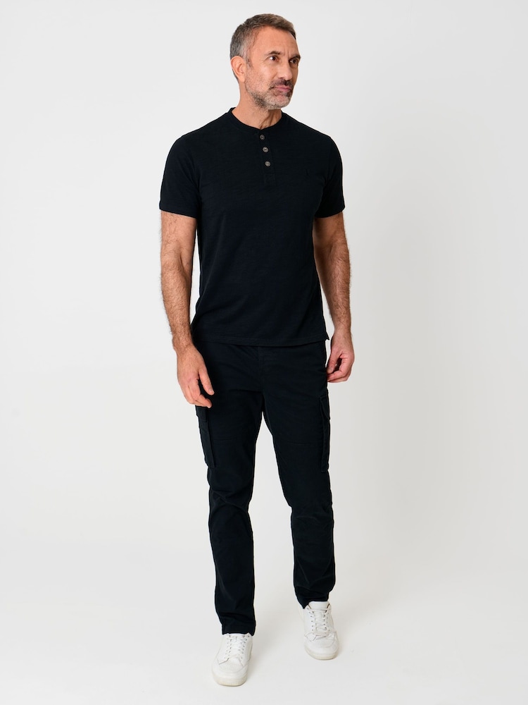 أسود - تيشرت بياقة صغيرة مصنوع من قطن ناعم من Saltwell - Image 4 of 4