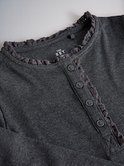 Cor-de-rosa/Azul/Cinza Mesclado/Cinza - The Set de camisetas Henley de manga comprida com detalhes em renda e modelagem canelada. - Imagem 7 de 7