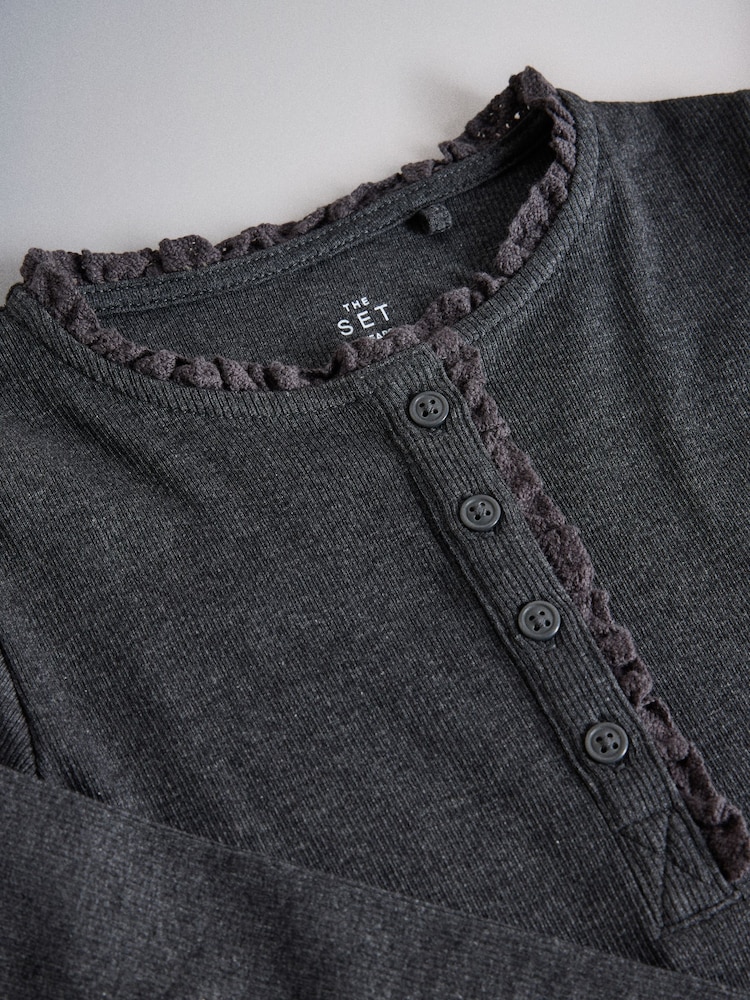Cor-de-rosa/Azul/Cinza Mesclado/Cinza - The Set de camisetas Henley de manga comprida com detalhes em renda e modelagem canelada. - Imagem 7 de 7 Cor-de-rosa/Azul/Cinza Mesclado/Cinza - The Set de camisetas Henley de manga comprida com detalhes em renda e modelagem canelada. - Imagem 7 de 7