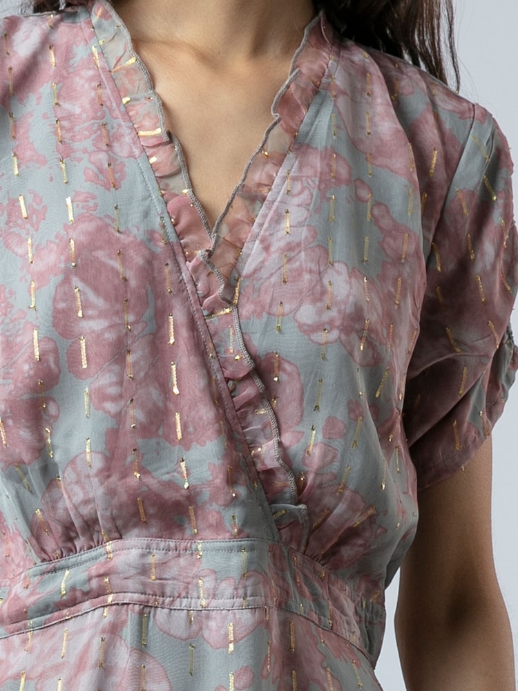 ピンク - Religionロマンチックでありながらもリラックス感のある、Jessieマキシドレスは、きらめくジャカード素材で仕立てられています。 - 画像 8 / 8