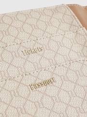 محفظة سفر بطبعة مونوغرام من River Island - Image 5 of 5