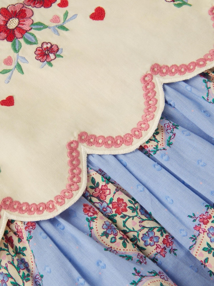 فستان مزيّن بطبعة قلوب مع حواف مطرّزة للبيبي من Monsoon - صورة 3 من 3