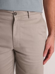 Brook Taverner Brown Textured Stretch Cotton Chino Shorts - Image 3 of 4