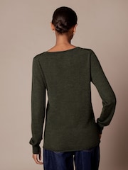 Celtic & Co. בצבע ירוק חולצת צמר מרינו בסריגה עדינה עם צווארון סירה - תמונה 2 מתוך 5