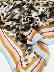 Oliver Bonas Leichter Schal mit Animal-Print - Bild 3 von 5