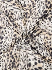 Oliver Bonas Leichter Schal mit Animal-Print - Bild 4 von 5