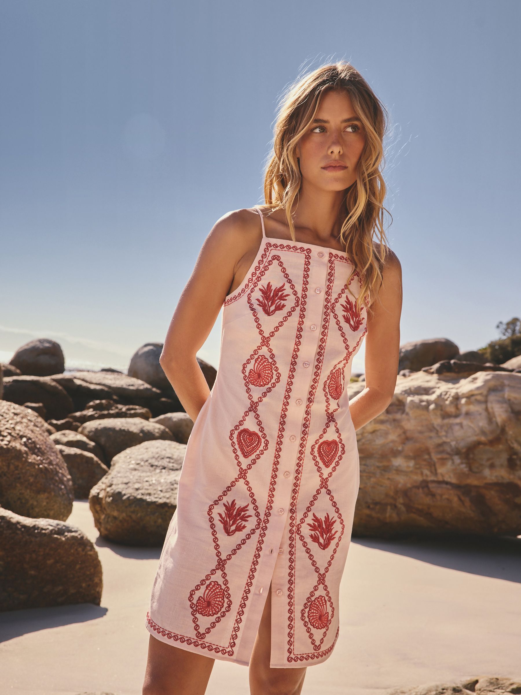 【新品未使用】venica Cutwork embroidery dress Buy Pink/Red Embroidered Mini Shift Dress With Linen from Next USA