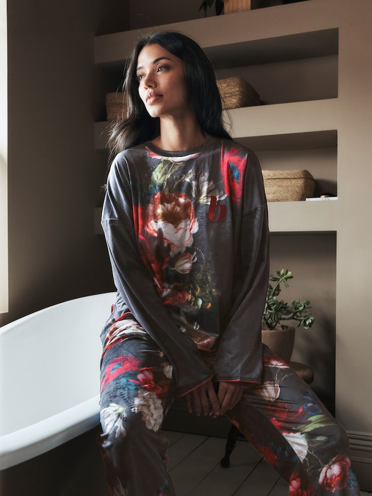 Grau mit Blumenmotiv - B by Ted Baker Cosy Pyjamas Set - Bild 2 von 6 Grau mit Blumenmotiv - B by Ted Baker Cosy Pyjamas Set - Bild 2 von 6