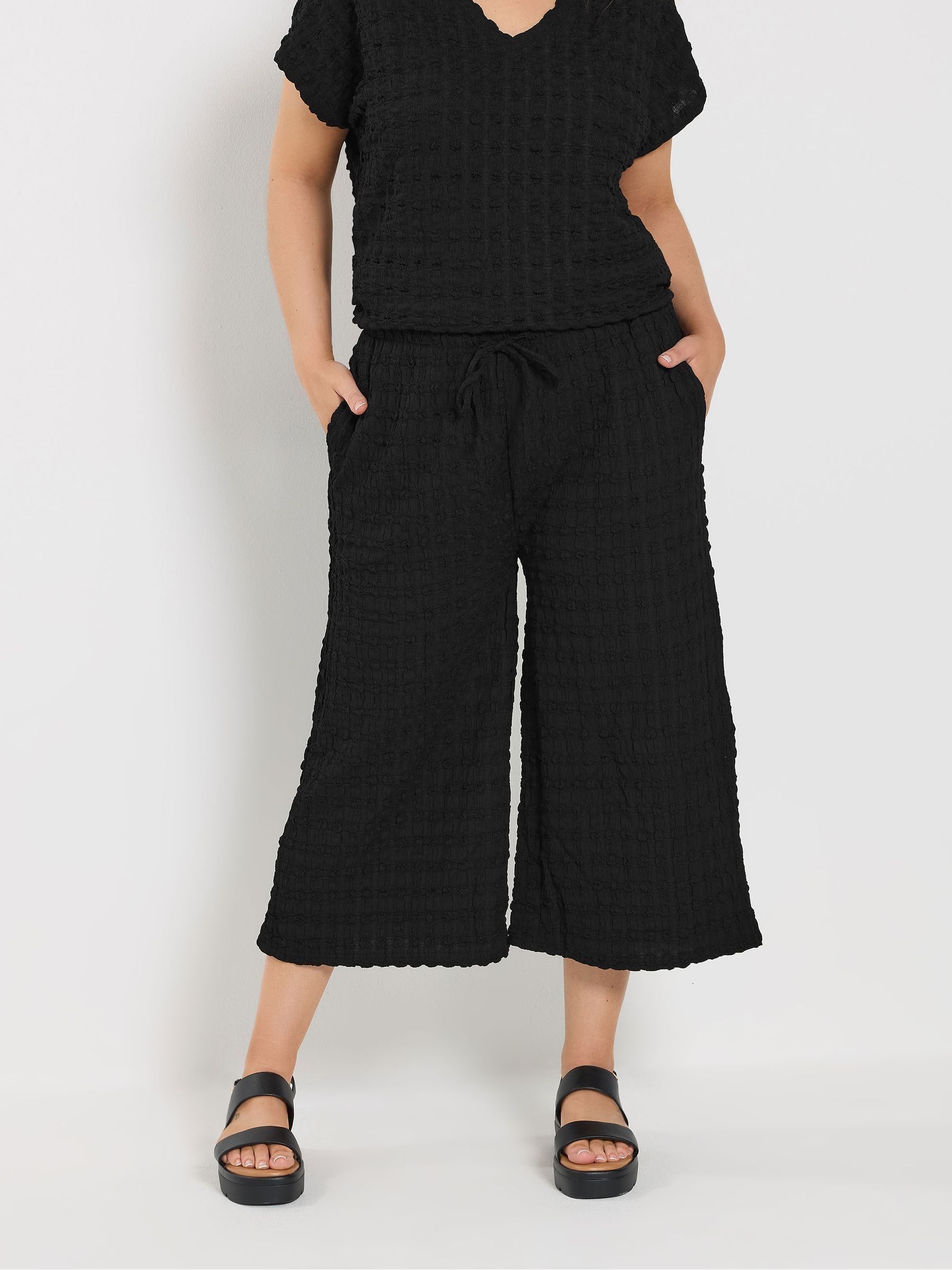 Yours Curve Women's Black Bubble Textured Cropped Trousers