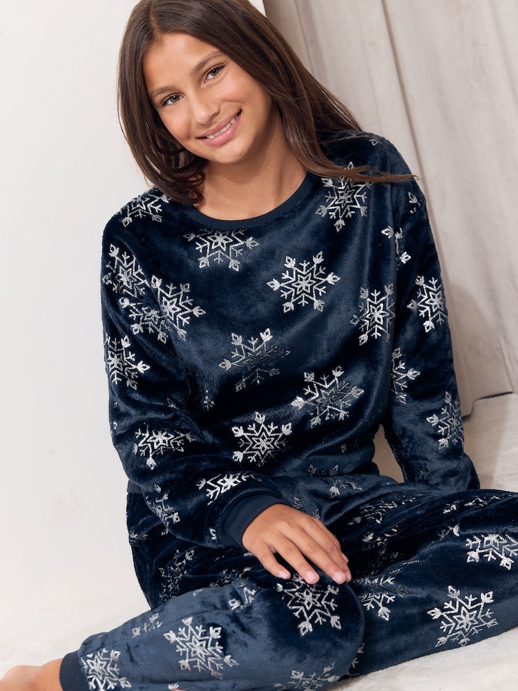 Lipsy Soft Touch Snowflake Christmas Twosie Pyjamas (5-16yrs) - Image 2 de 5 Lipsy Soft Touch Snowflake Christmas Twosie Pyjamas (5-16yrs) - Image 2 de 5