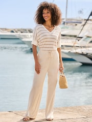 Sosandar Stripe Linen Blend Striped Tab Sleeve T-Shirt - תמונה 2 מתוך 5