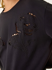 Schwarz - Roman Floral Cut Out T-Shirt - Bild 6 von 6