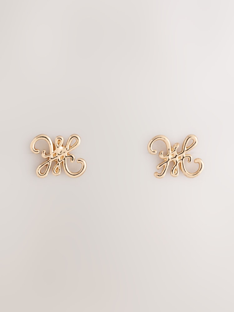 لون ذهبي - أقراط صغيرة بتصميم Monogram - صورة 1 من 3