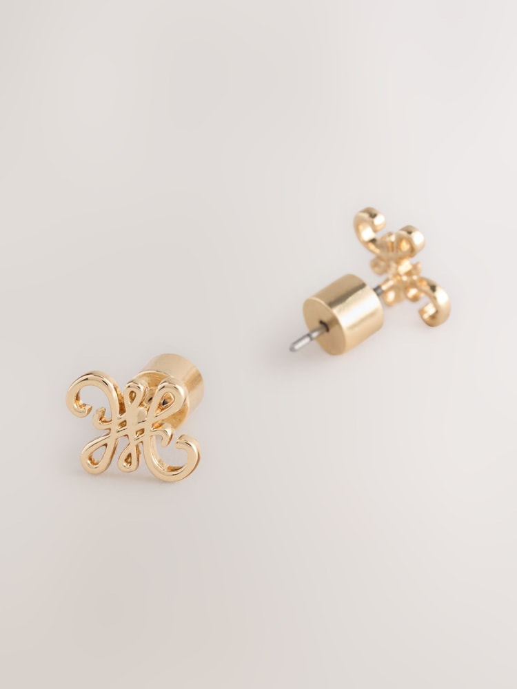 لون ذهبي - أقراط صغيرة بتصميم Monogram - صورة 2 من 3