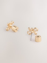 لون ذهبي - أقراط صغيرة بتصميم Monogram - صورة 3 من 3
