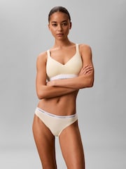 לבן - Calvin Klein מארז של 3 זוגות תחתוני בריף ביקיני עם לוגו סמל - תמונה 3 מתוך 5