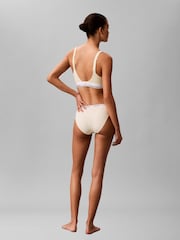 לבן - Calvin Klein מארז של 3 זוגות תחתוני בריף ביקיני עם לוגו סמל - תמונה 4 מתוך 5