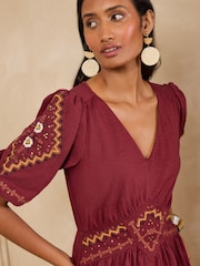 Love & Roses Brodert V-hals Midikjole - Bilde 2 av 5