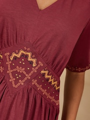 Love & Roses Brodert V-hals Midikjole - Bilde 3 av 5