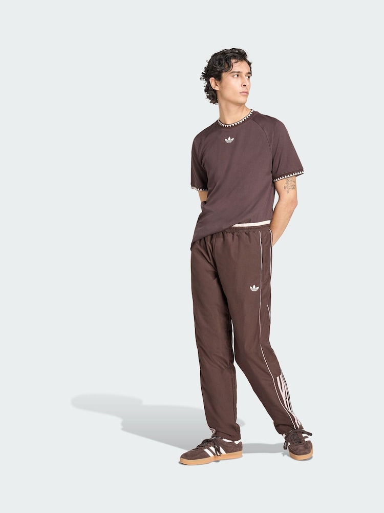 بنطلون رياضي مزين بنصف خطوط جانبية من adidas Originals - صورة 1 من 5