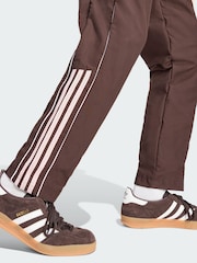 بنطلون رياضي مزين بنصف خطوط جانبية من adidas Originals - صورة 3 من 5