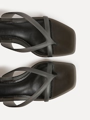 שחור - Linzi סנדלי אצבע מגומי עם עקבים, דגם Axis - תמונה 6 מתוך 6