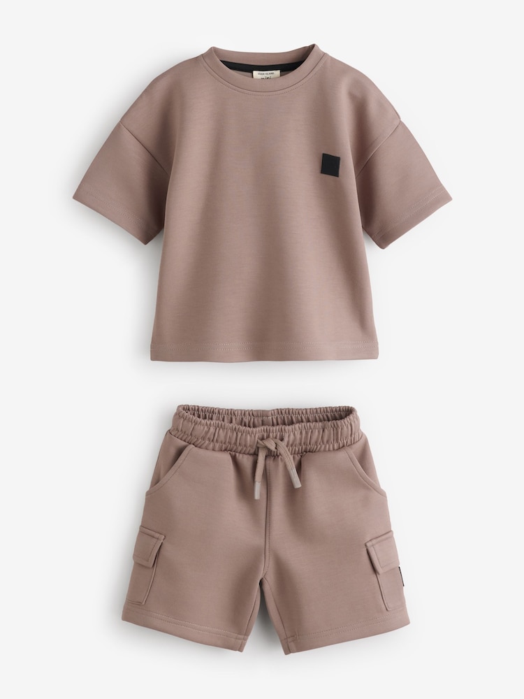 طقم من تيشِرت وشورت سكوبا تلبيس واسع من River Island - صورة 1 من 5 طقم من تيشِرت وشورت سكوبا تلبيس واسع من River Island - صورة 1 من 5