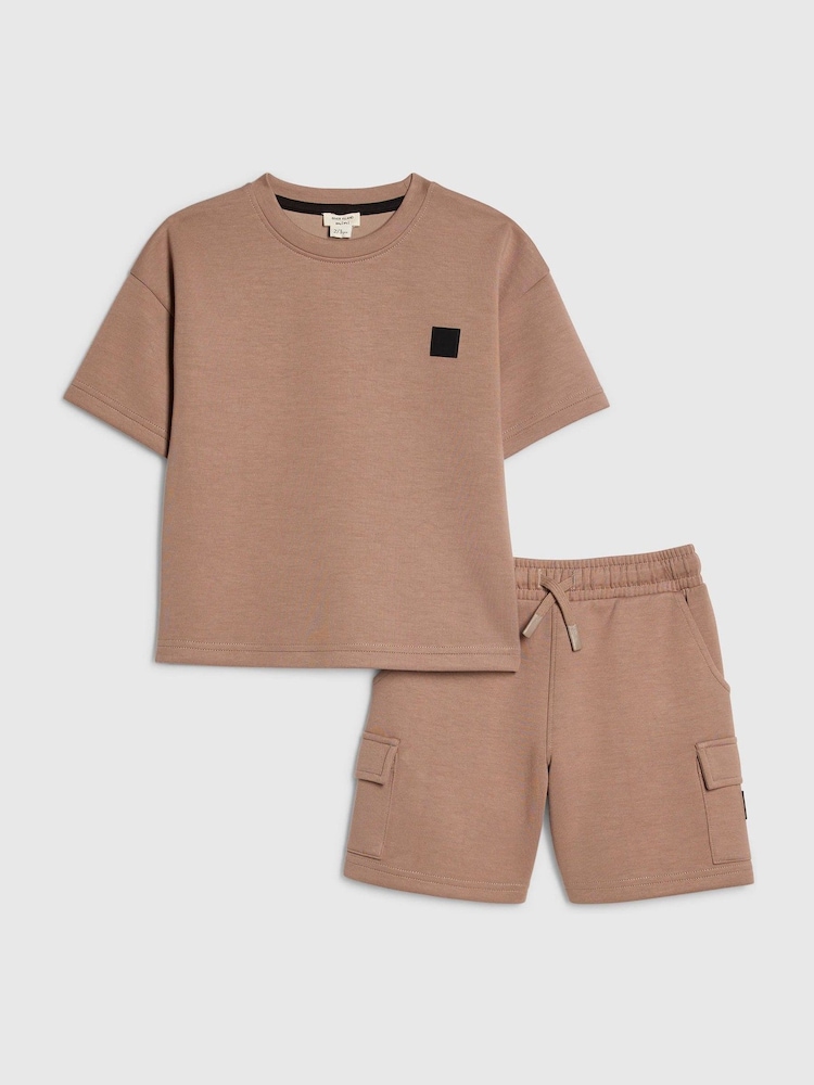 طقم من تيشِرت وشورت سكوبا تلبيس واسع من River Island - صورة 2 من 5 طقم من تيشِرت وشورت سكوبا تلبيس واسع من River Island - صورة 2 من 5
