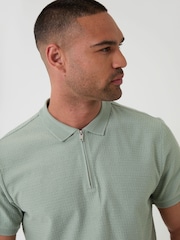 Verde - Threadbare Textured Quarter Zip Polo Shirt - Imagen 4 de 5