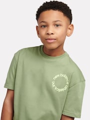 ירוק - New Balance חולצת טי עם הדפס גרפי של לוגו עגול - תמונה 6 מתוך 6