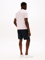 ורוד - Tommy Hilfiger חולצת טי עם צווארון עגול ורקמת דגל - תמונה 3 מתוך 6