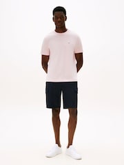 ורוד - Tommy Hilfiger חולצת טי עם צווארון עגול ורקמת דגל - תמונה 4 מתוך 6