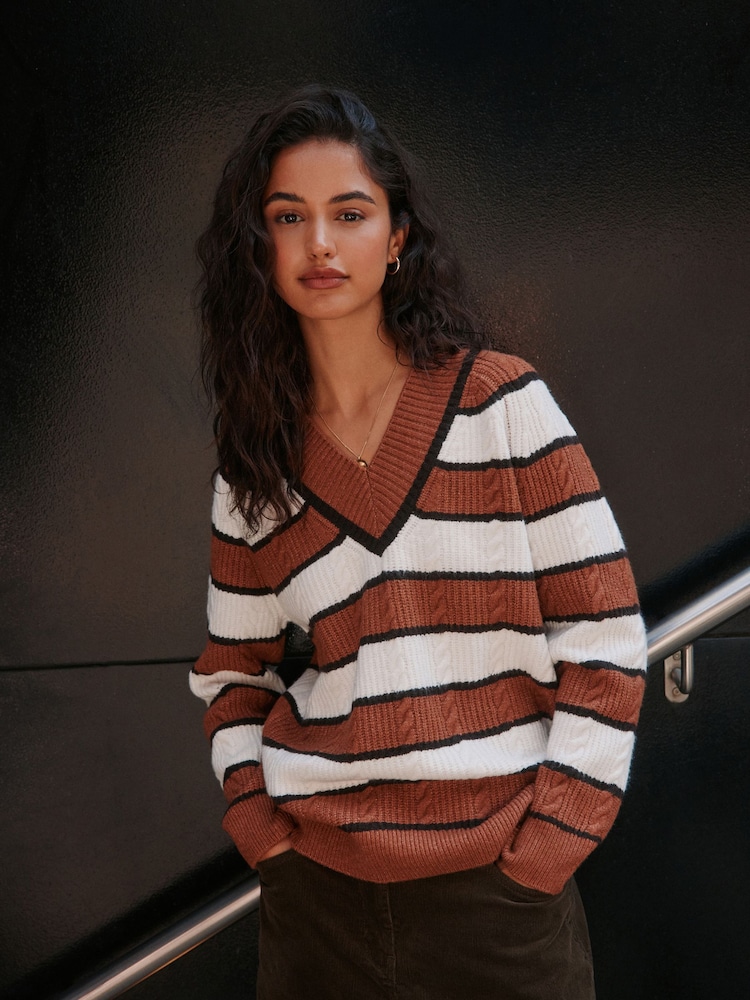 Ecru/brązowa - Supersoft Cable Knit V-Neck Mid Length Jumper - Obraz 1 z 4 Ecru/brązowa - Supersoft Cable Knit V-Neck Mid Length Jumper - Obraz 1 z 4
