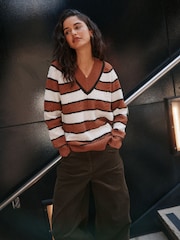 Ecru/brązowa - Supersoft Cable Knit V-Neck Mid Length Jumper - Obraz 2 z 4