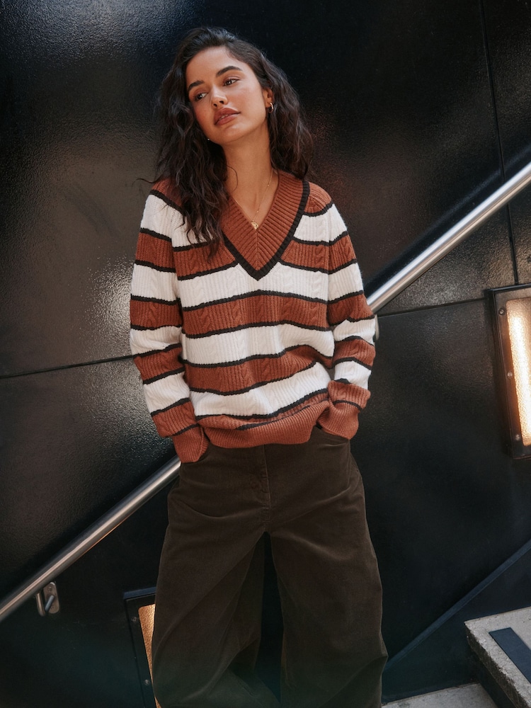 Ecru/brązowa - Supersoft Cable Knit V-Neck Mid Length Jumper - Obraz 2 z 4 Ecru/brązowa - Supersoft Cable Knit V-Neck Mid Length Jumper - Obraz 2 z 4