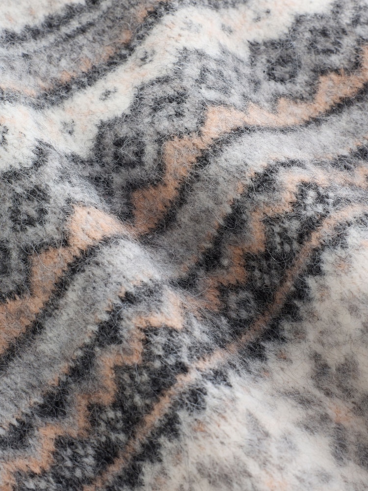 Grey Fairisle - Long Sleeve High V-Neck Fuzzy Knit Jumper With Wool - Imagem 8 de 8 Grey Fairisle - Long Sleeve High V-Neck Fuzzy Knit Jumper With Wool - Imagem 8 de 8
