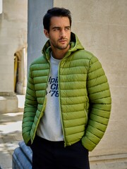 Limonkowo-zielony - Lightweight Shower Resistant Quilted Jacket - Obraz 2 z 7