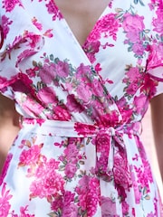 فستان ملفوف زهور بحاشية أطول من الخلف من Yumi - Image 4 of 5