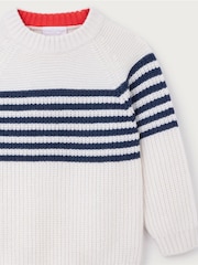 كنزة تحتوي على كشمير مخطّطة بنمط طولي من The White Company - Image 2 of 2