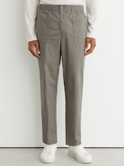 Verde salvia - Pantalones Reiss Snap de mezcla de algodón ligeros y corte ajustado. - Imagen 3 de 6